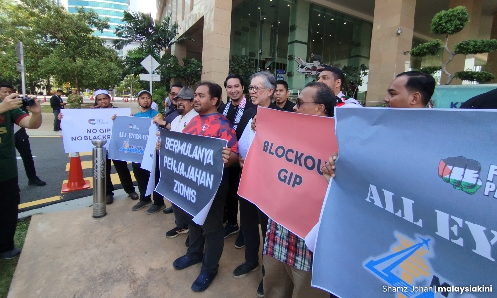 Kumpulan anti-Israel berdemo bantah jualan saham MAHB