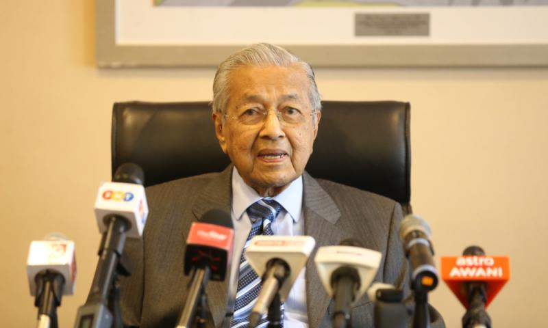 Dr M masuk IJN, saman terhadap Zahid ditangguh lagi