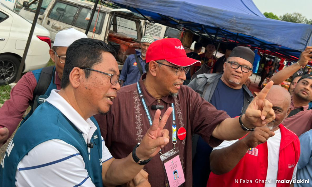 Calon PH, PN bertembung di pasar malam ketika sibuk raih undi