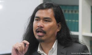 LFL urges Akmal to debate flag issue instead of bullying store owner