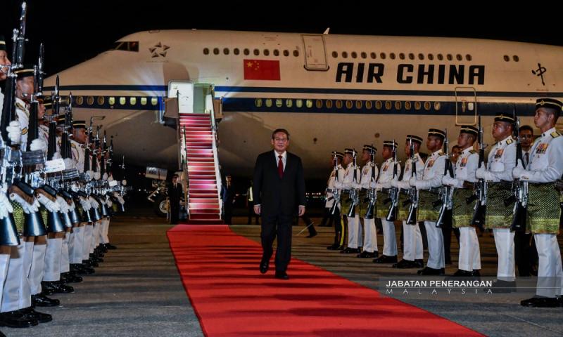 首相署广场官方迎宾仪式,安华与内阁成员迎接李强