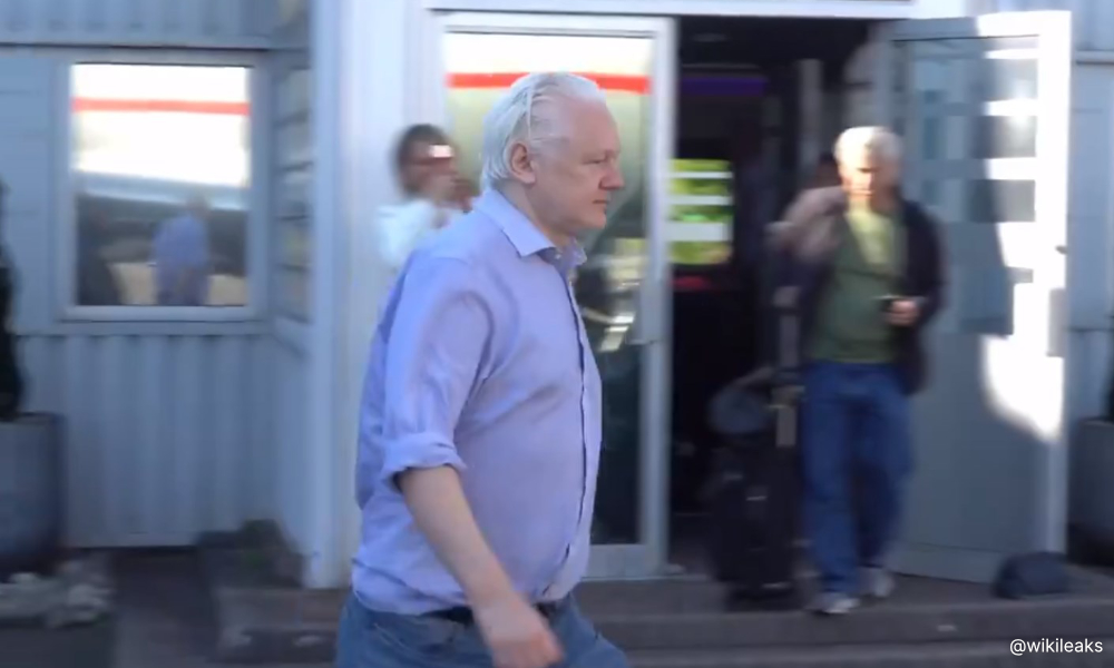 Julian Assange dibebaskan dari penjara UK, pulang ke Australia