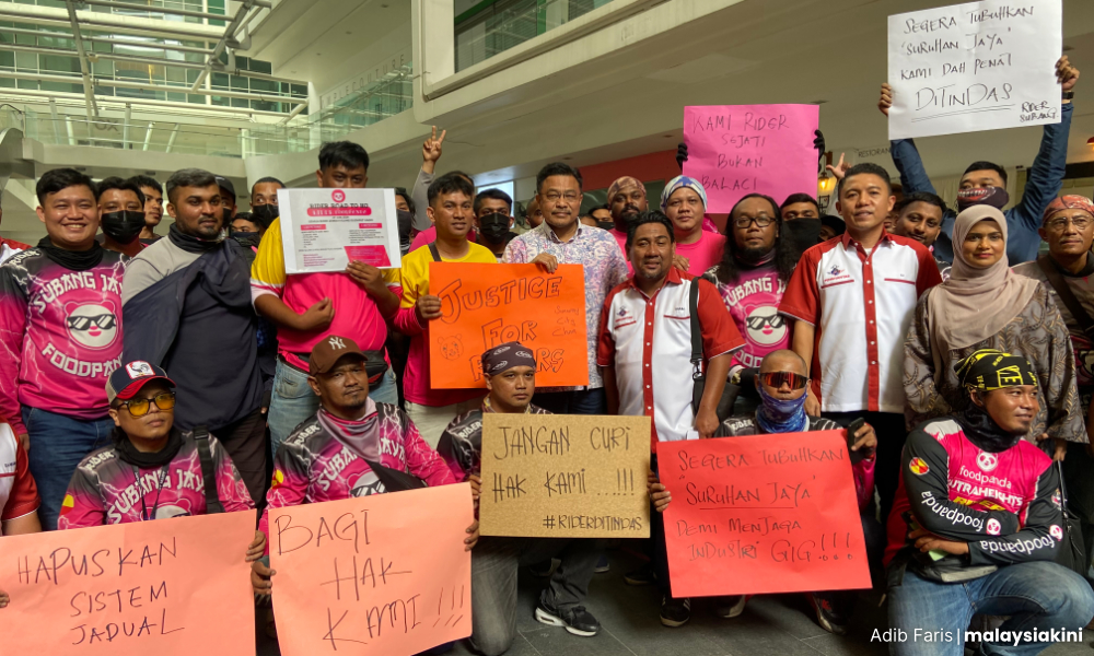 Penunggang Foodpanda himpun di ibu pejabat protes kadar bayaran