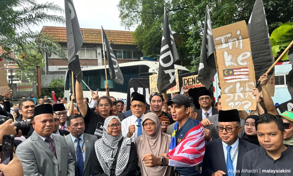Syed Saddiq tiba di Parlimen lepas larian maraton sejauh 200 km