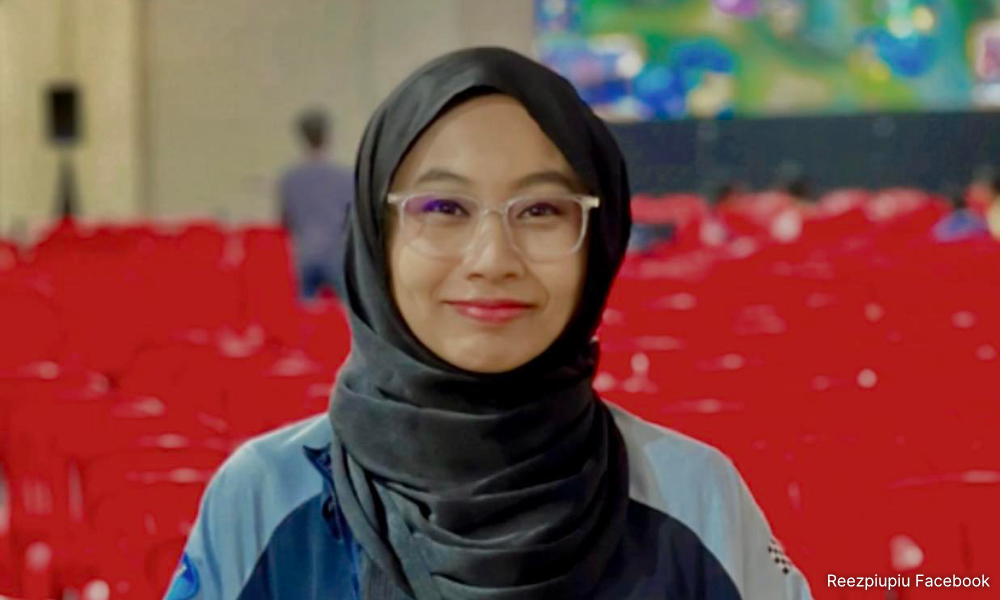 Siti Nurizati pengulas e-sukan wanita petah tiga bahasa