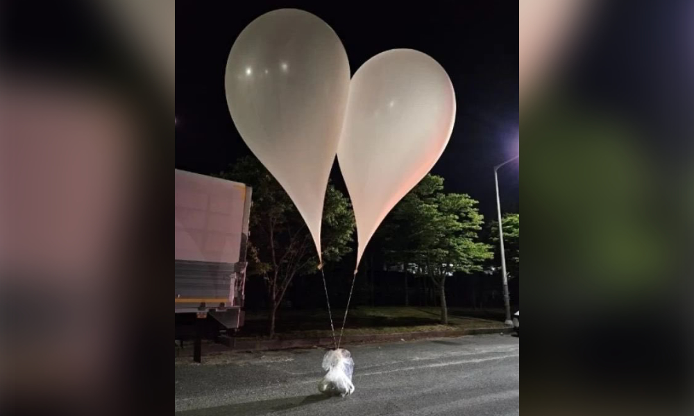 Belon berisi sampah jatuh di kawasan pejabat presiden Korea Selatan