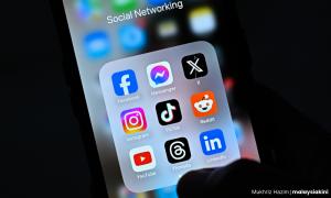 明年1月1日起，所有社媒自动纳入执照制度