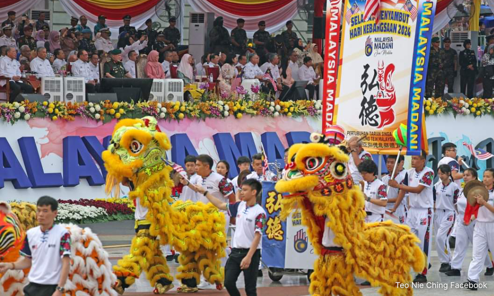 萧裴弘花两个月筹备国庆舞狮，影发局记录采访