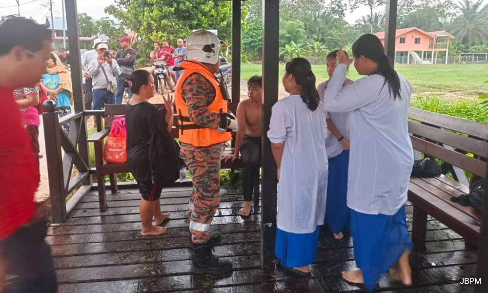 Boat capsizes in Lundu - 3 missing, 17 survive