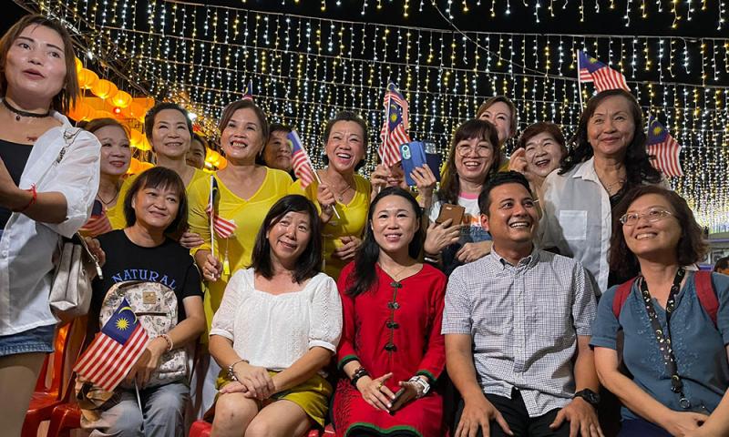 PRK Mahkota: Calon BN pikat pengundi Cina dengan fasih bahasa Mandarin