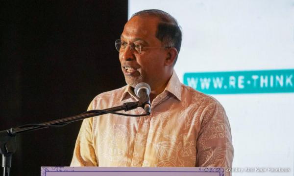 Minister denies Chinese nationals taking local uni student spots