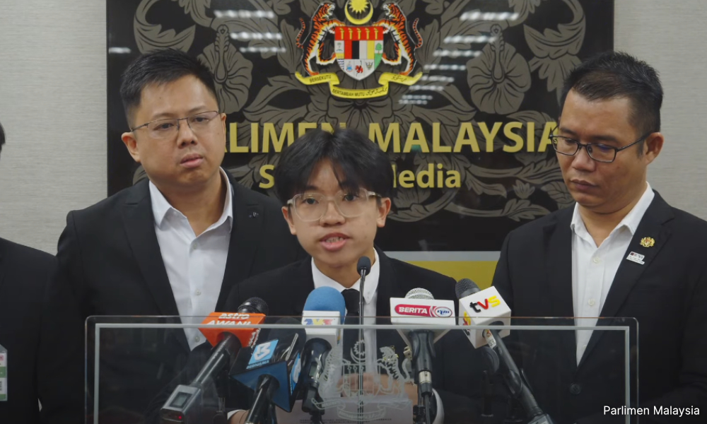 Jinsiy aloqa ogli onamni sikadi