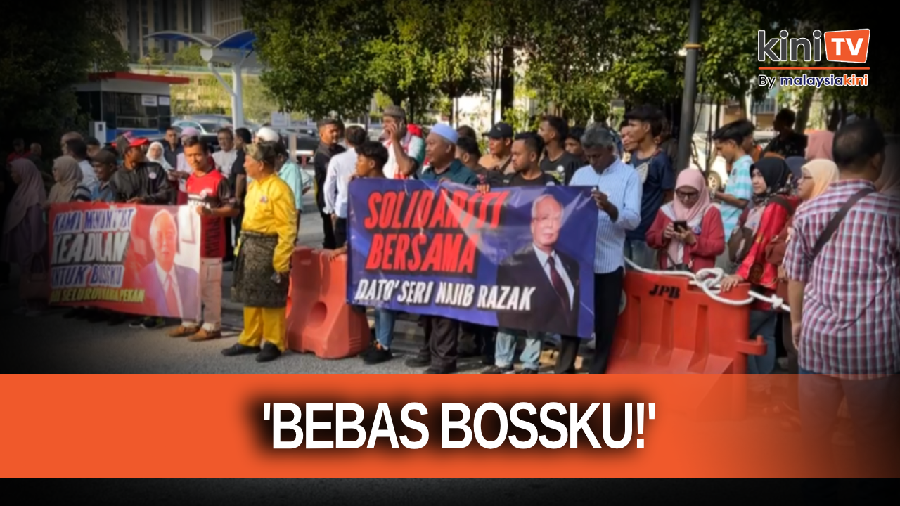 'Bebas Bossku!' - Najib's supporters gather outside court complex