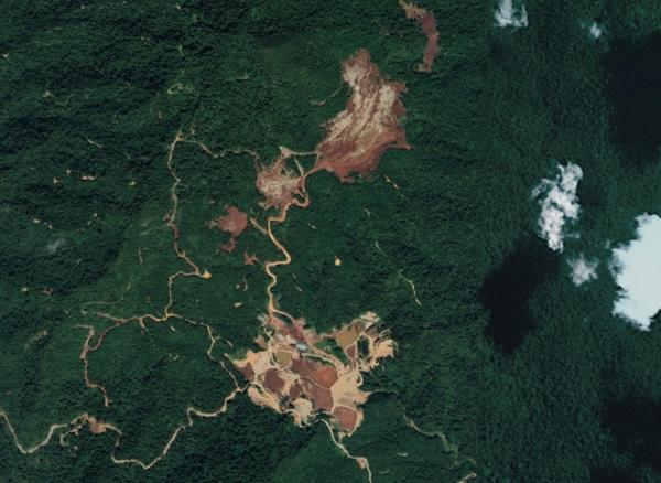 Gambar satelit pada 2023 menunjukkan bagaimana perlombongan bijih besi telah memusnahkan hutan, yang juga tempat tinggal penduduk Temiar di Kampung Kelaik, Gua Musang.