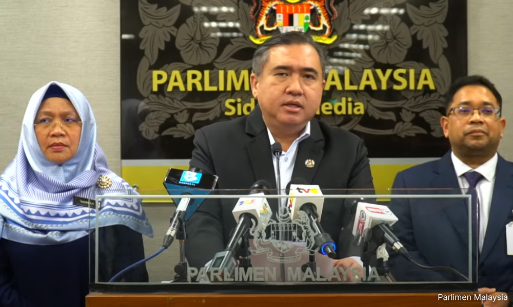 Staff who punched foreigner in KLIA suspended from duty - Loke