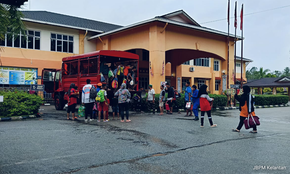 Banjir: Wanita warga emas terputus hubungan dengan anak ditemukan selamat