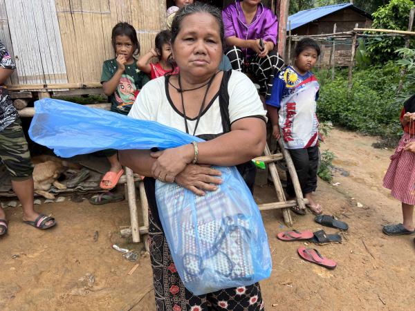 Alang Angah, anak kepada pemimpin Temiar, Angah Alang yang lemas di sungai dalam kejadian banjir kilat apabila ‘kepala air’ meluru turun dari tapak operasi perlombongan. Penduduk mendakwa kolam sisa pecah, tetapi pihak lombong menafikan mereka punca kematian Angah.