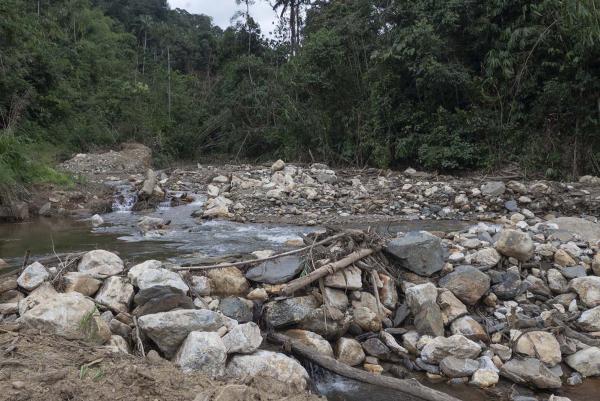 Sungai ini (atas) tidak jauh dari Kampung Kelaik. Ia jernih berbanding sungai di Kampung Kelaik, yang berada betul-betul di hilir lombong.