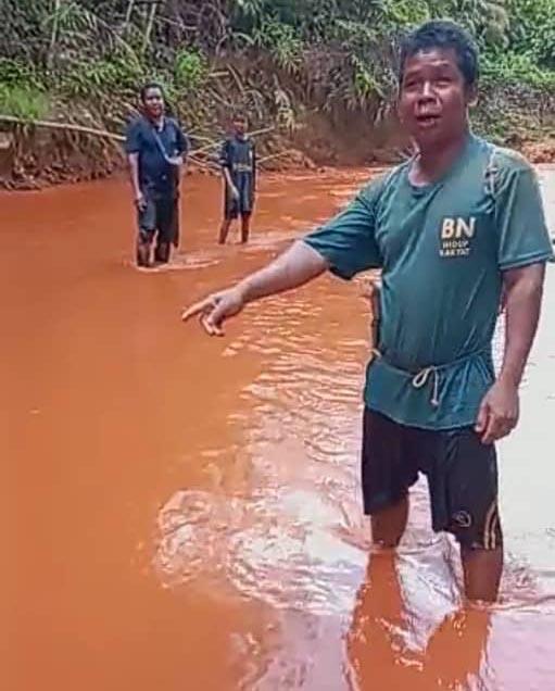 Sungai di Kampung Kelaik berubah menjadi merah karat sejak bermulanya perlombongan bijih besi lebih sedekad lalu.