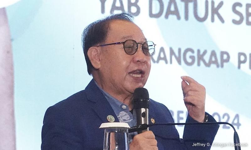 杰菲里承认见过艾伯特，控诉“隐形手设局倒政府”