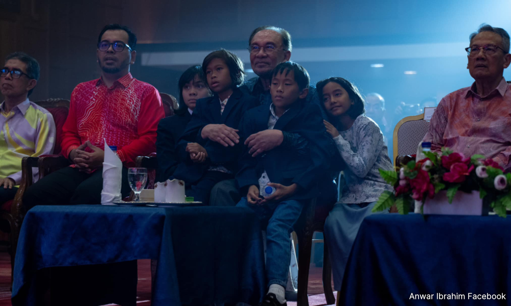 Anwar: Art must be free, even critical of the govt