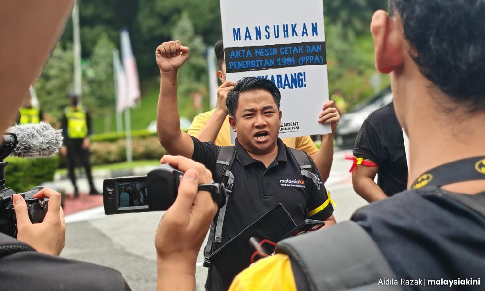Wartawan berarak ke parlimen bantah cadangan pinda Akta Mesin Cetak