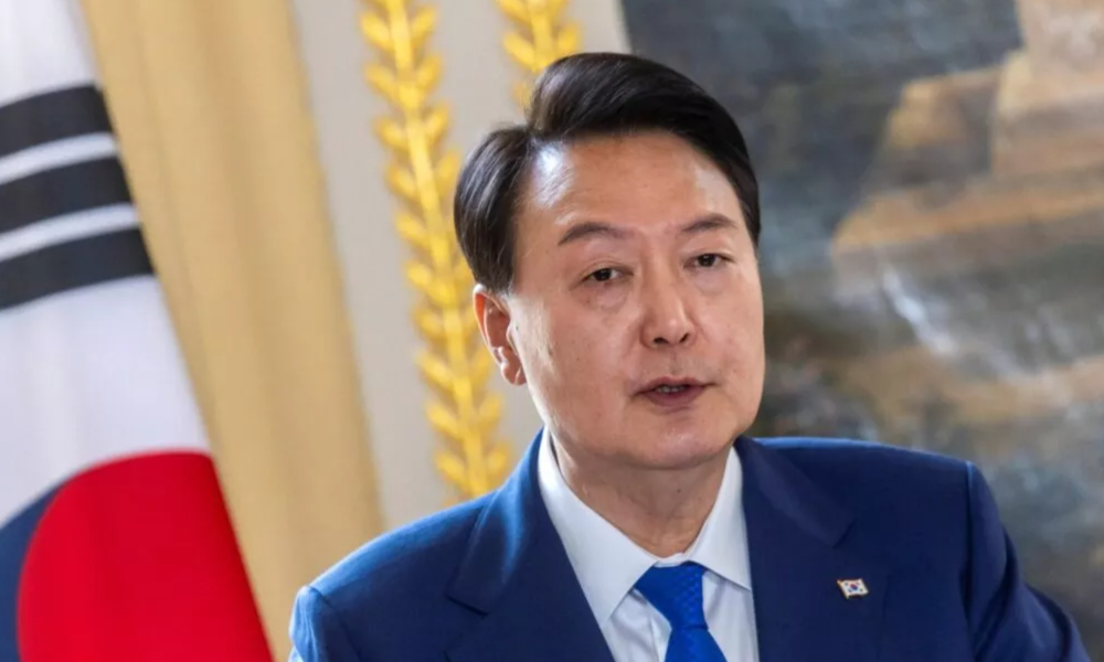 S Korean anti-graft officers in standoff to arrest Yoon