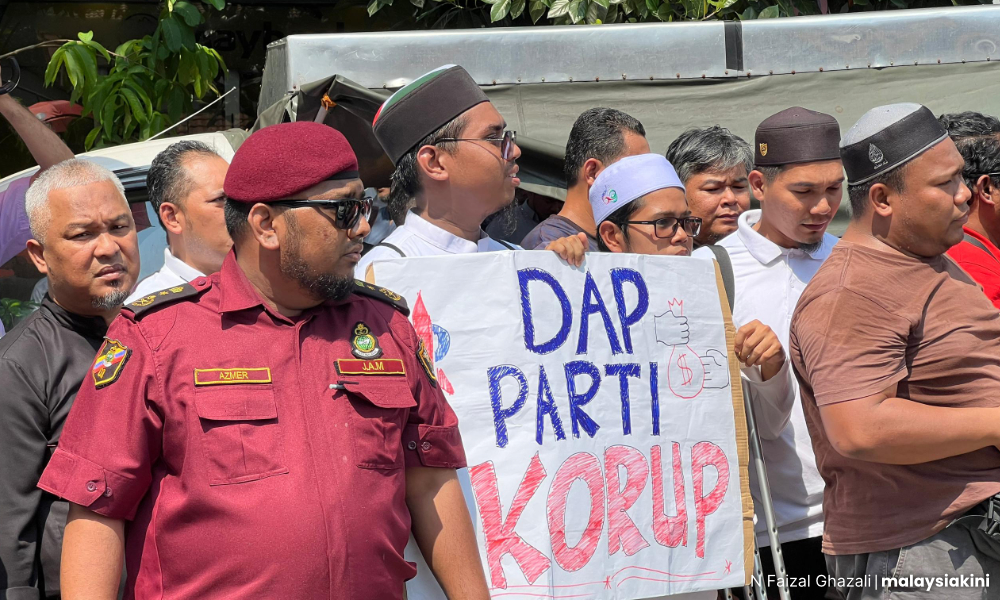 Peserta Himpunan Bangkit Ummah berkumpul depan masjid