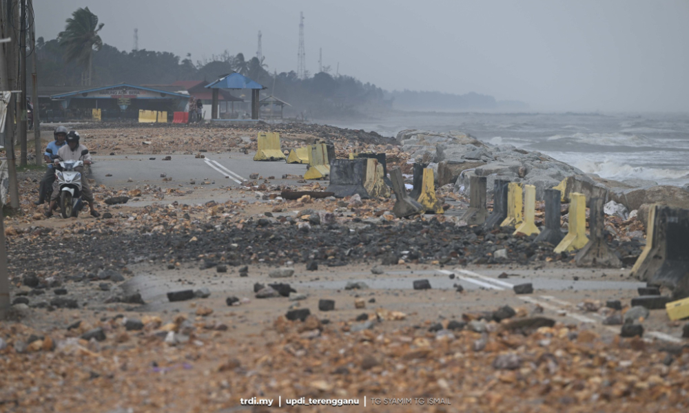 Huge waves in T'ganu force almost 300 to evacuate