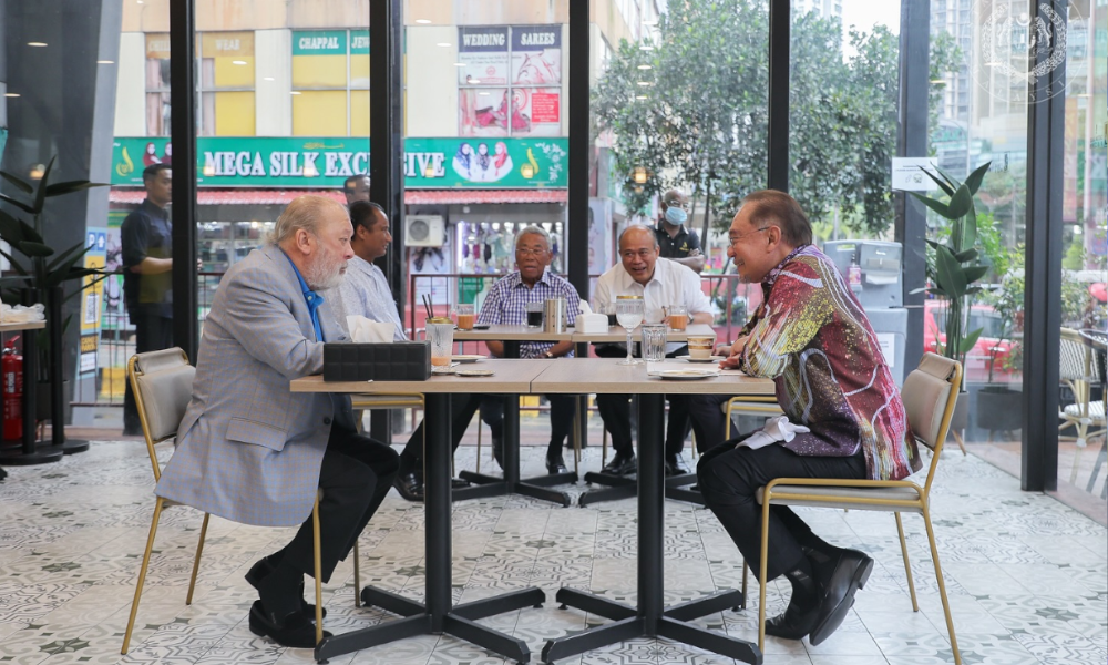 Agong, PM nikmati sarapan nasi lemak bersama
