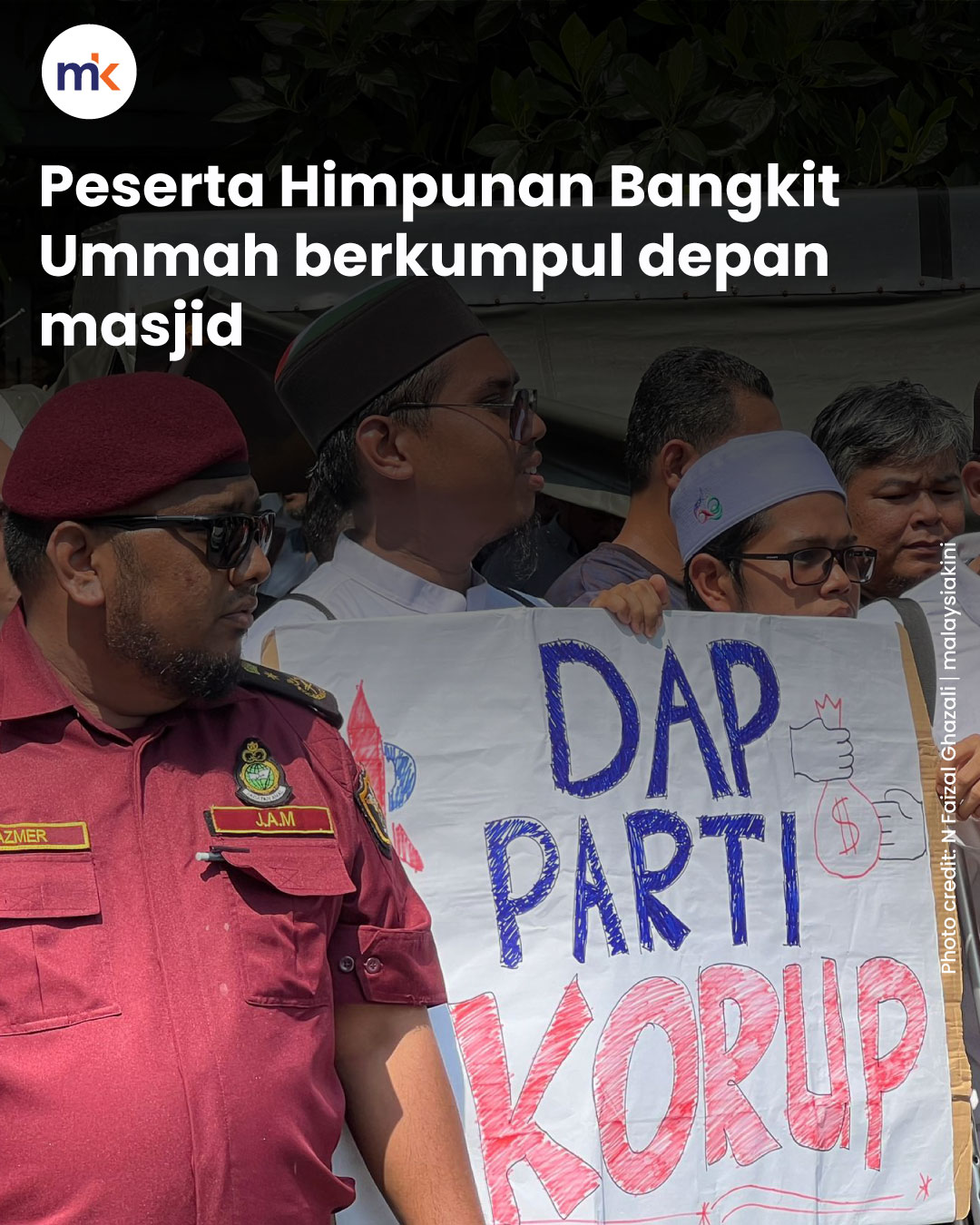 Peserta Himpunan Bangkit Ummah berkumpul depan masjid