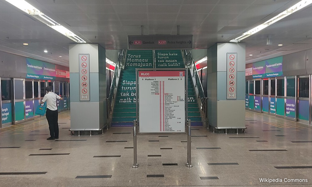 Stesen LRT KLCC ditutup sementara berikutan kepulan asap
