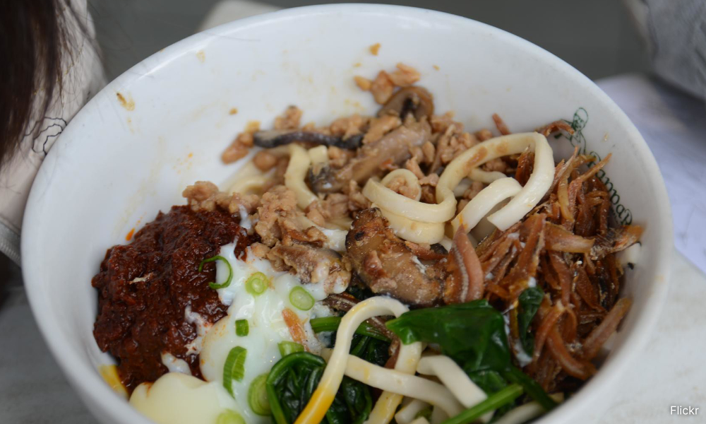 'Cili pan mee' restaurant raided for 'Muslim Kitchen' sign