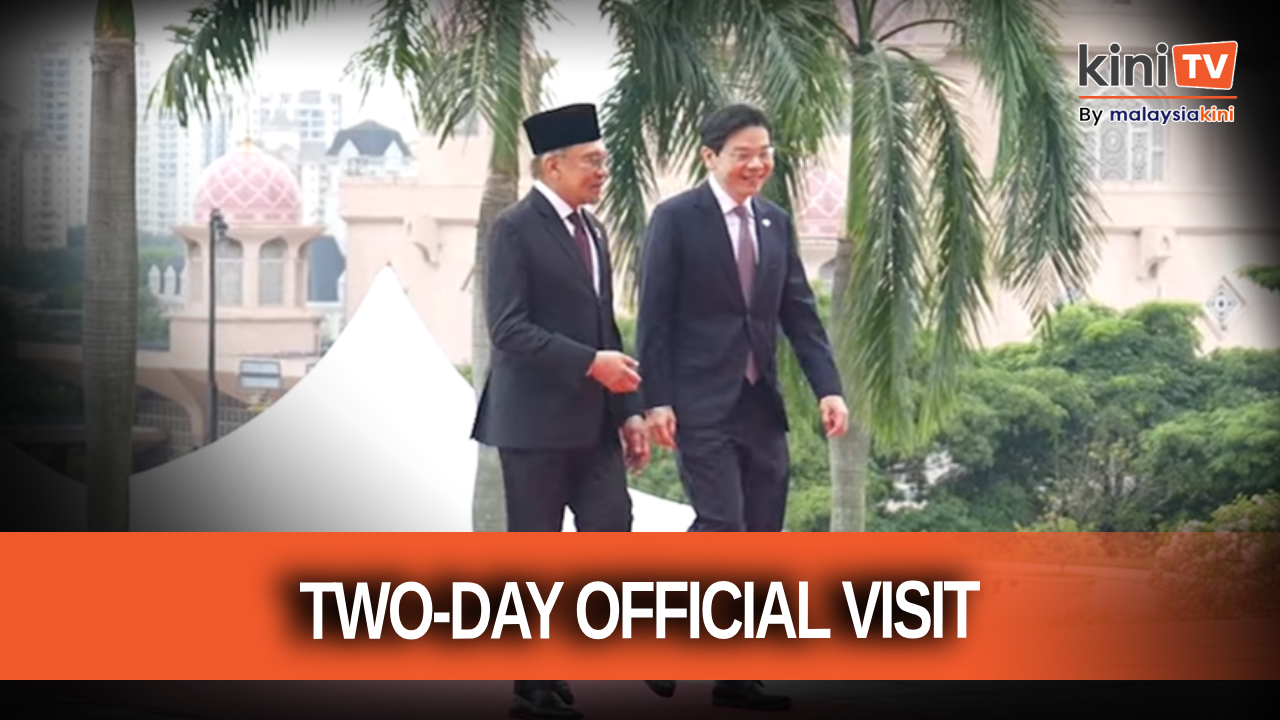 Singapore PM accorded official welcome at Perdana Putra