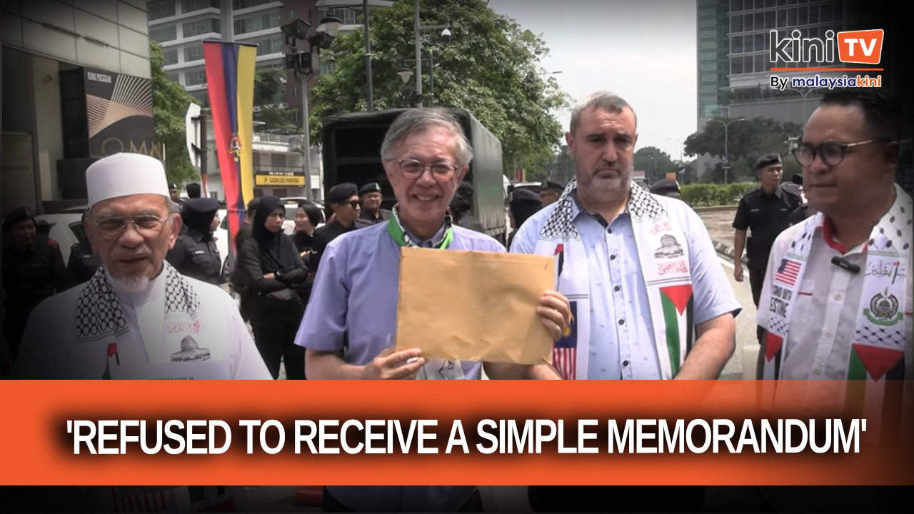 'A cowardly act' - Protesters disappointed US embassy refused to accept memo