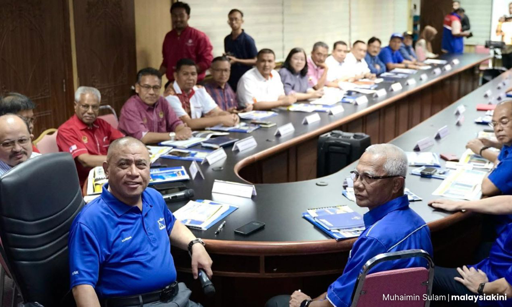 KOLUM | Secebis makna bersahabat dalam politik