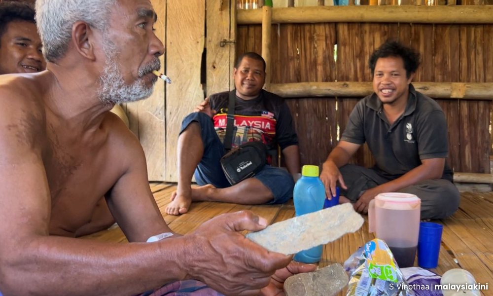 Busty gozallik erkakni uygotish uchun kokragidan foydalanadi