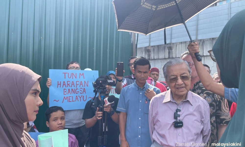 Dr M urges RM3k per square foot compensation for Kg Sg Baru residents