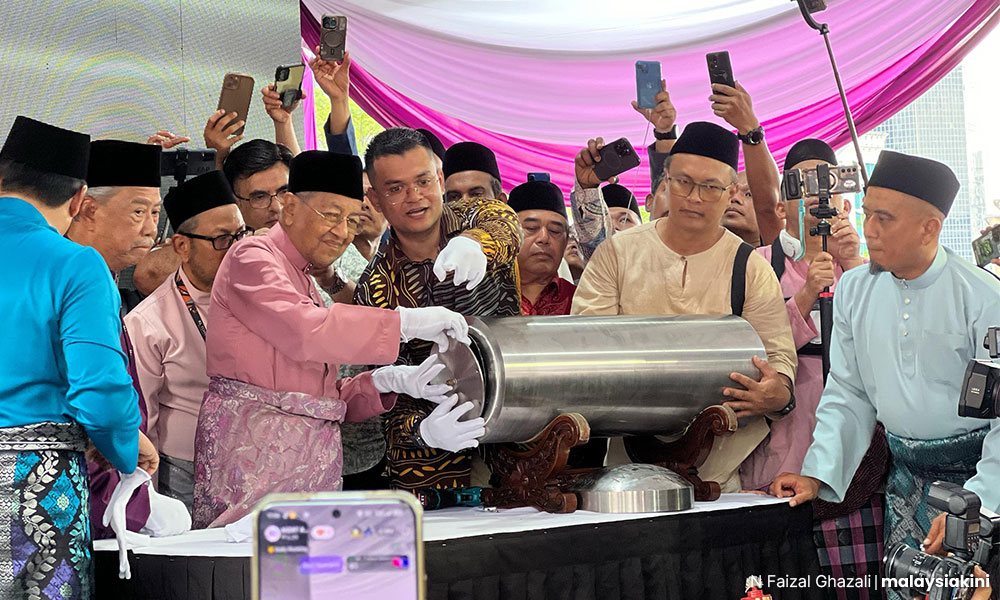 Dr M opens Vision 2020 time capsule, poem among items stirring memories