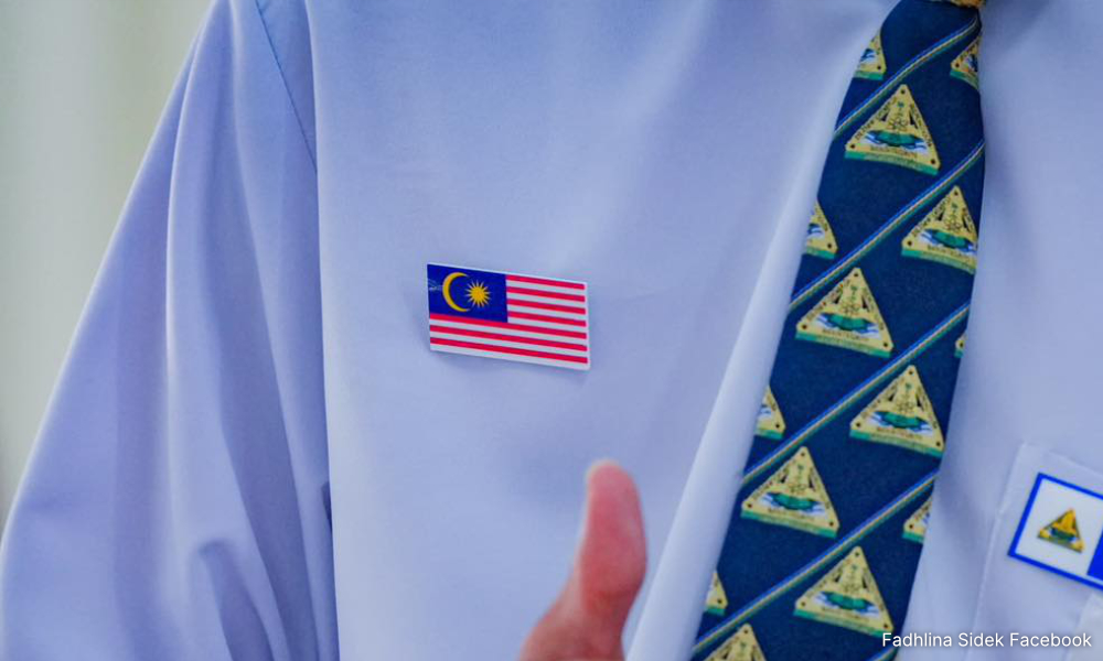 Pemuda MCA tuntut KPM kaji lencana Jalur Gemilang 'rendah kualiti' 3 14518dac808c07d8866a79019fef9482