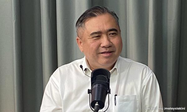 除了我，洛克开玩笑以外，没有运输部的政治任命