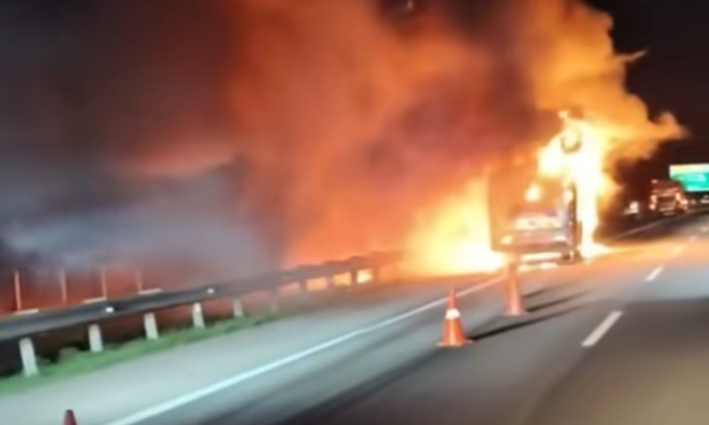 28 passengers, bus driver escape from burning express bus