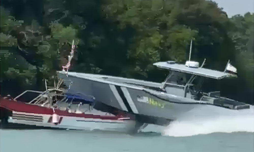 Navy boat crashes into tourist vessel during Lima rehearsal