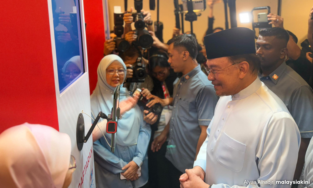Anwar: No 'cai' guide, I review each candidate to decide my vote