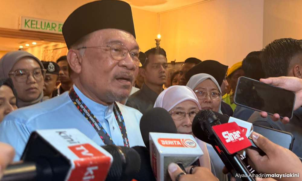 Anwar defends family's role in PKR, denies nepotism