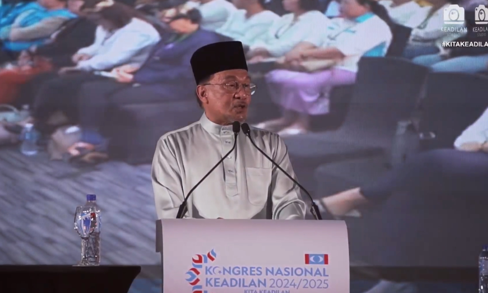 Tiada yang berani seperti Azam Baki, kata Anwar