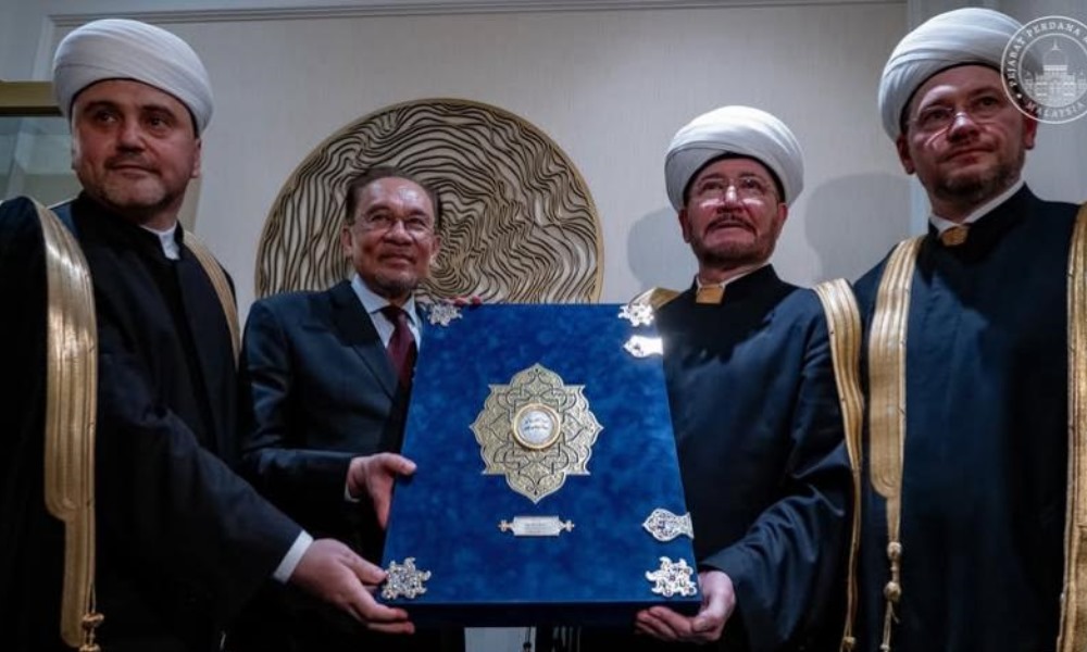 Anwar bertukar al-Quran dengan Mufti Besar Rusia, eratkan ukhuwah