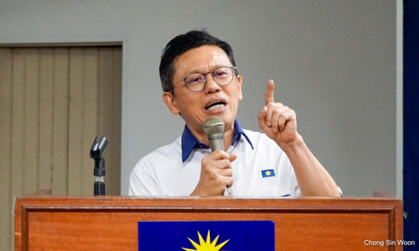 麦克风大声疾呼后，Ex-MCA Veep在Wee上滑动
