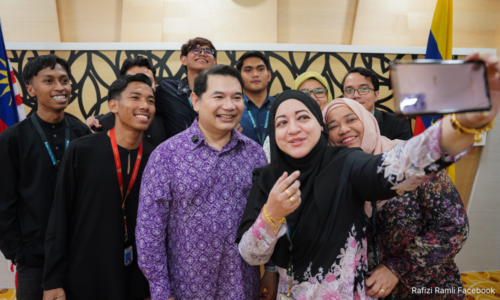 Rafizi ucap terima kasih penjawat awam pada hari terakhir