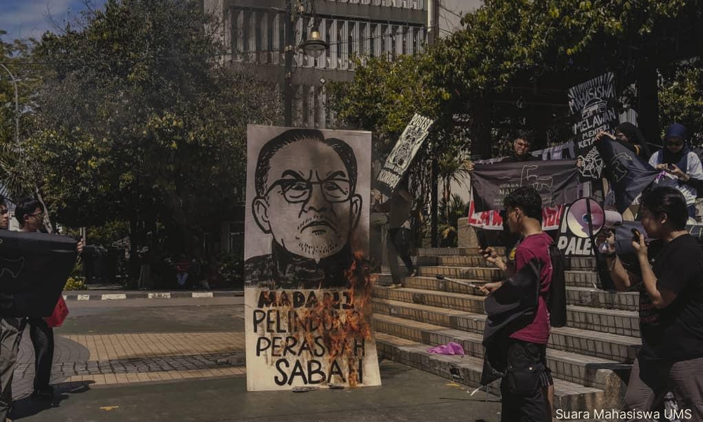 'Biadab, berlebihan' - Ketua AMK kecam aksi bakar karikatur PM 1 7942c681d3f1fb862bd515ed91e3c51f
